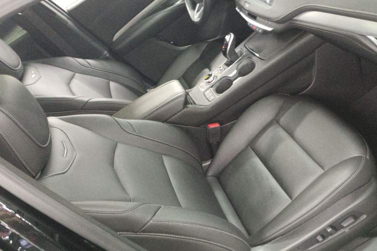 Used Cadillac XT4 2022 28T Two-Wheel-Drive Luxury Version Right Front Seat