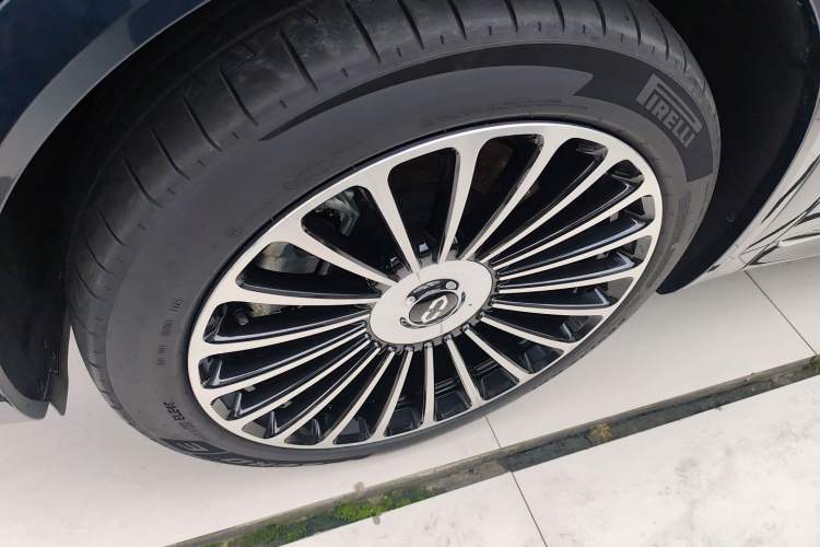 Used Hima AITO M8 2025 Extended-Range Ultra Version 53.4 kWh 5-Seater Edition Left Front Wheel Hub