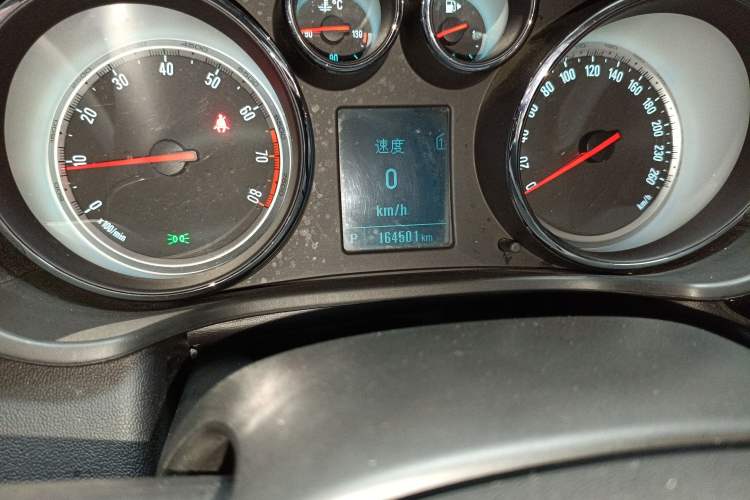 Used Buick Regal 2015 1.6T Leading Technology Model Odometer Close Up