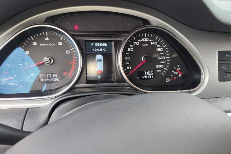 Used Audi Q7 2013 35 TFSI Ambition Edition Odometer Close Up