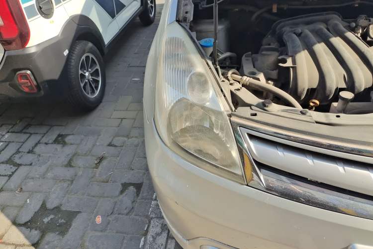 Used Nissan Livina 2010 Jingyue Edition 1.6L Manual All-Around Model
