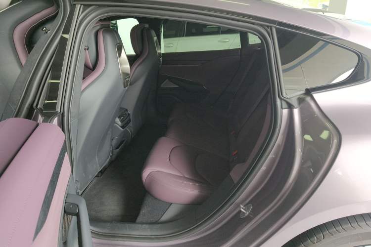 Used Xiaomi Auto SU7 2024 Four-Wheel Drive Ultra-Long Range Advanced Intelligent Driving Max Edition Left Rear Seat