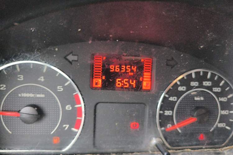 Used Wuling Rongguang V 2015 1.5L Practical Version Odometer Close Up