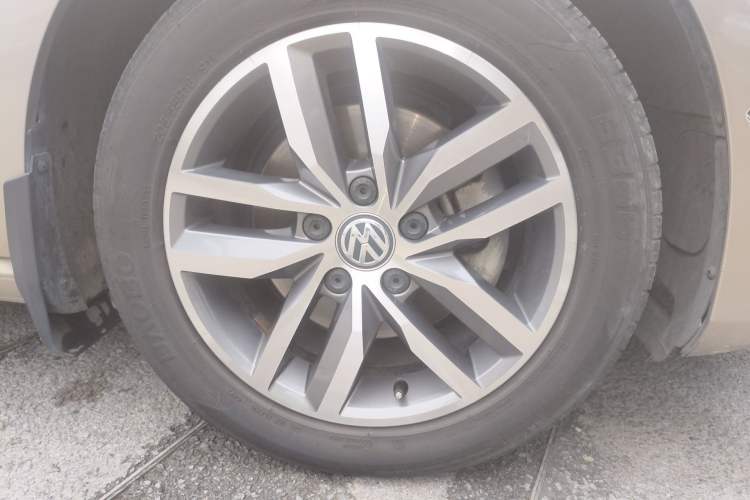 Used Volkswagen Golf 2016 230TSI Automatic Luxury Version Right Front Wheel Hub