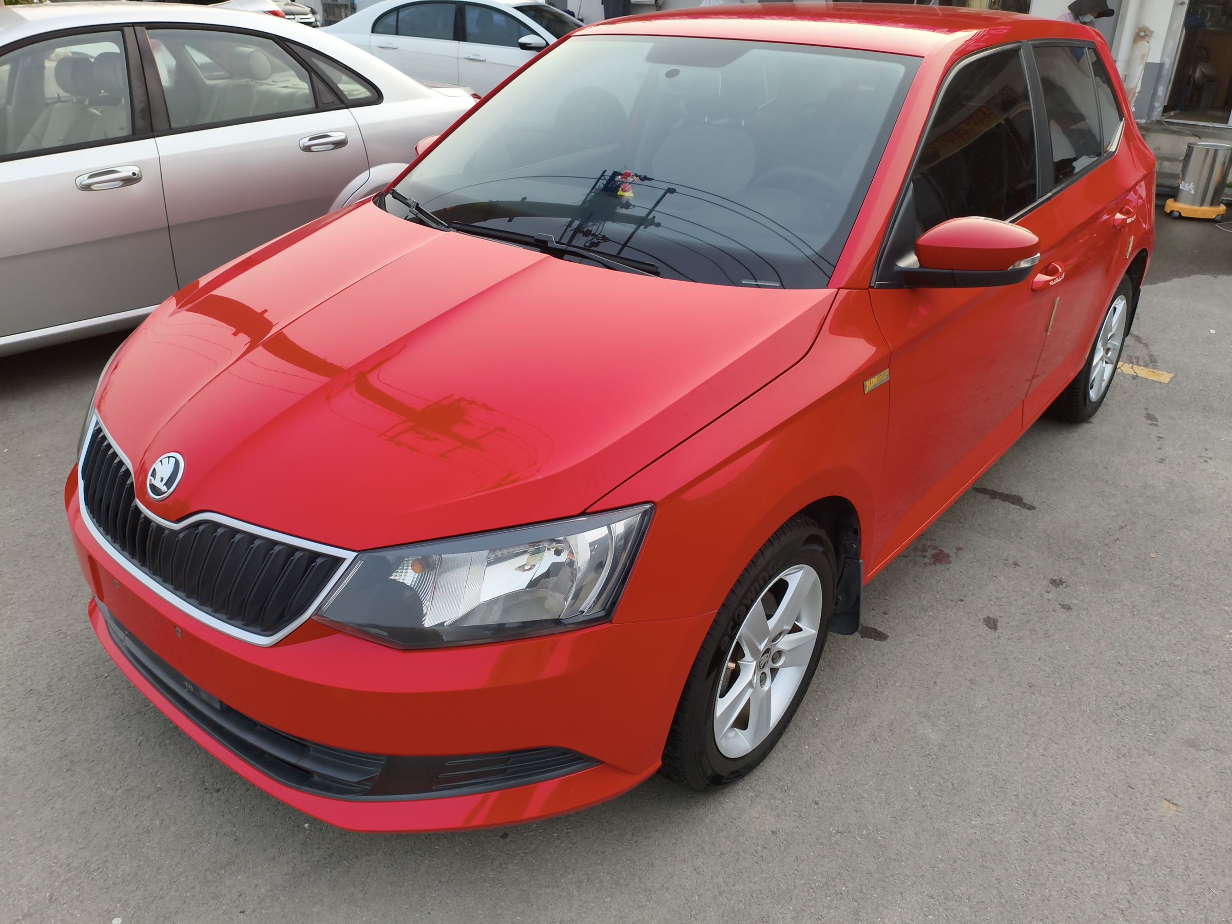 تحت مقدمة السيارة