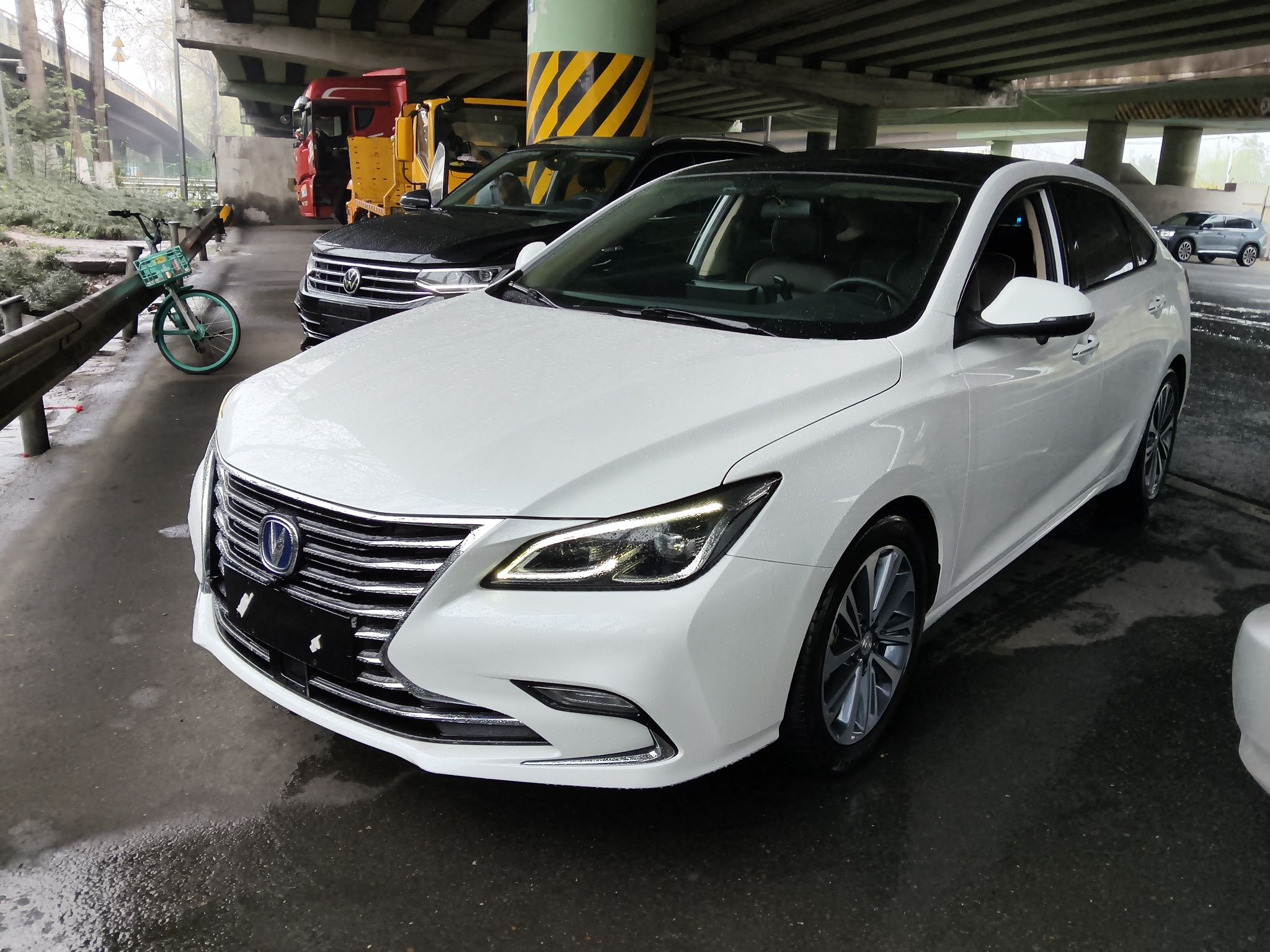 تحت مقدمة السيارة