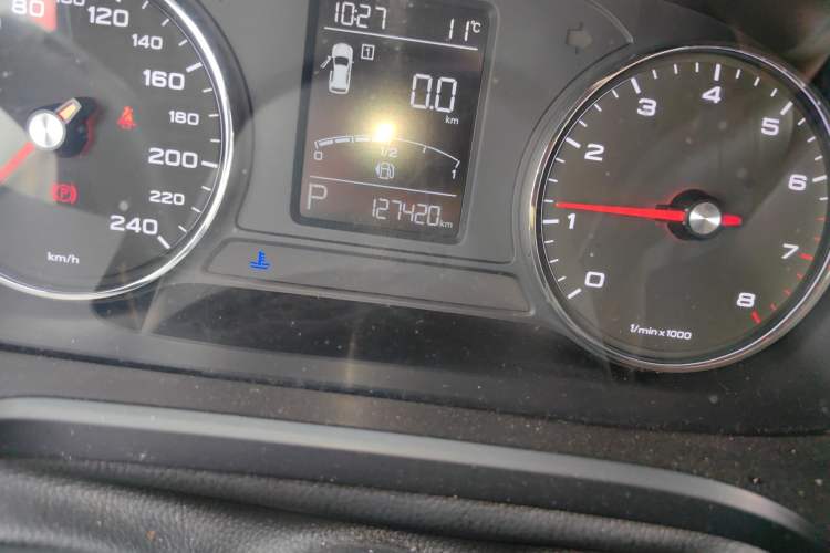 Used Roewe RX5 2016 20T Two-Wheel Drive Automatic Internet Smart Edition Odometer Close Up