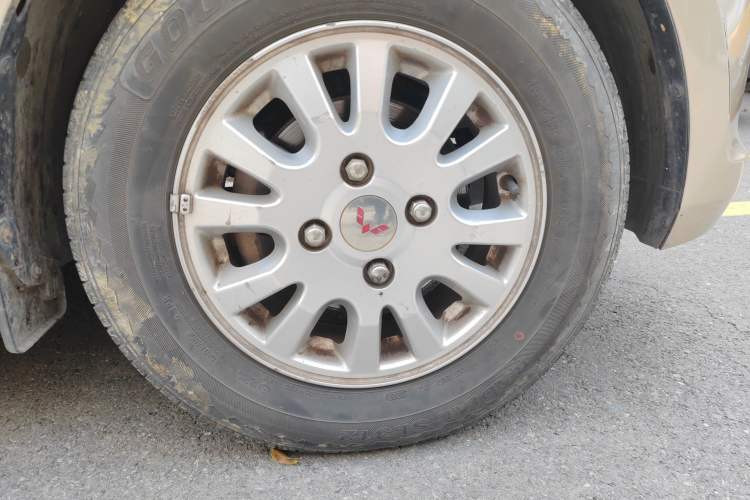 Used Wuling Rongguang V 2016 1.5L Standard Version Right Front Wheel Hub