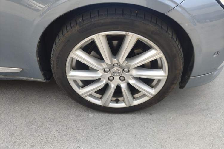 Used Volvo S90 2017 T5 Prestige Edition Right Front Wheel Hub