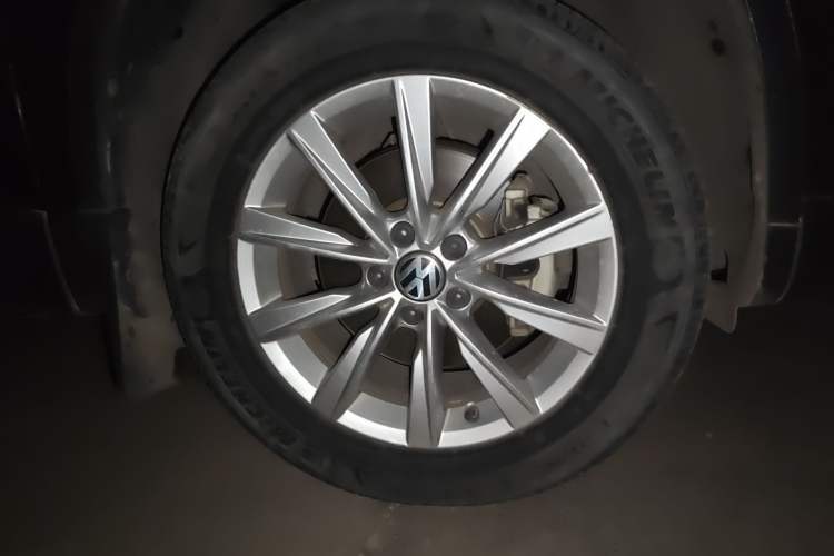 Used Volkswagen Tiguan 2016 280TSI Automatic Two-Wheel-Drive Silk Road Style Edition Right Front Wheel Hub