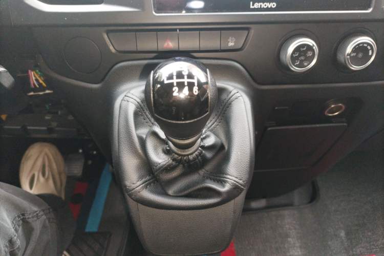 Used JMC Fushun 2025 2.0T 6MT Diesel Short-Wheelbase Mid-Roof Commercial Multi-Purpose Passenger Vehicle with 5/6 Seats
