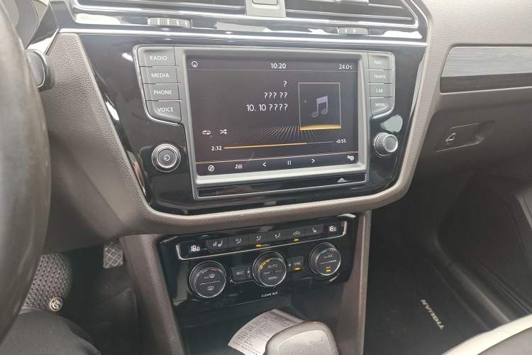 Used Volkswagen Tiguan L 2017 380TSI Automatic All-Wheel-Drive Luxury Edition Audio And AC Panel