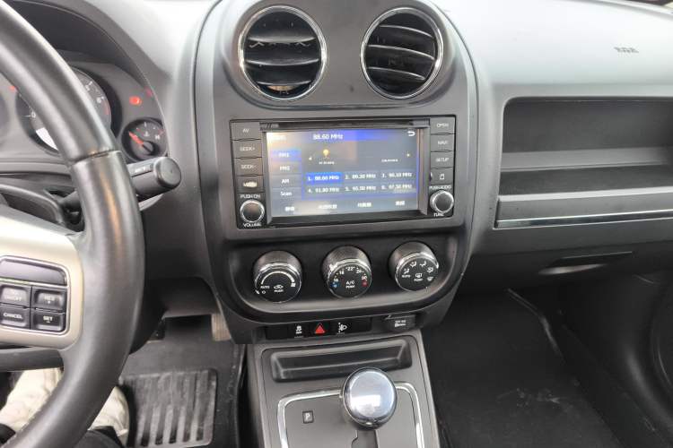 Used Jeep Patriot 2012 2.4 Sport Edition Audio And AC Panel