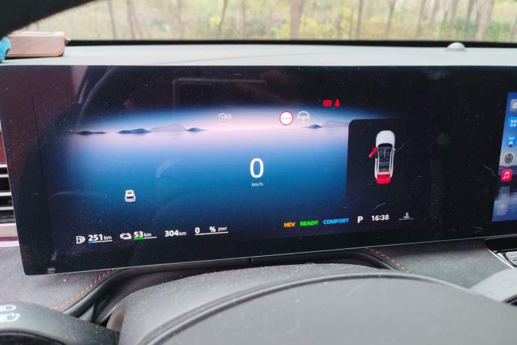 Used Roewe D5X DMH 2024 135 Tech Edition
