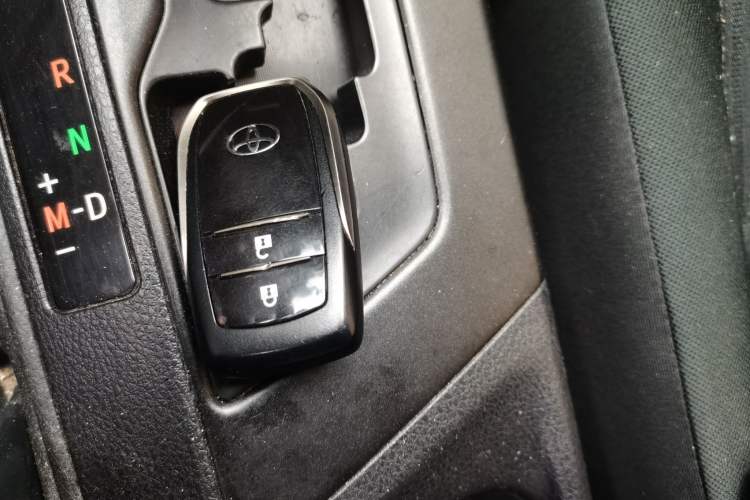 Used Toyota RAV4 2016 2.0L CVT Two-Wheel Drive Fashion Edition China V Standard Vehicle Key