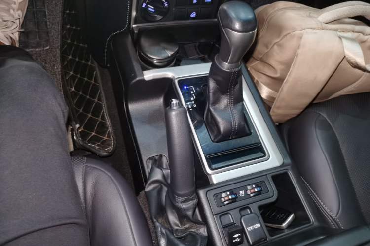 Used Toyota Prado 2018 3.5L Automatic TX-L Gear Lever