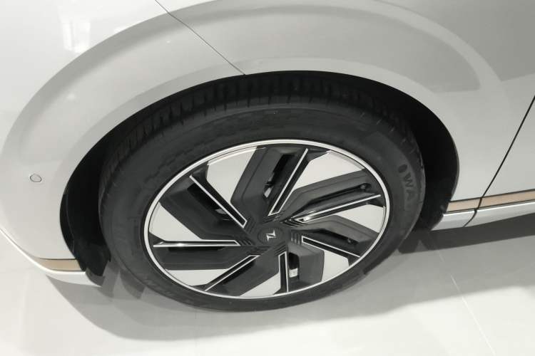 Used Dongfeng eπ eπ008 2024 210Max Range-Extended Version 6 Seats Left Front Wheel Hub