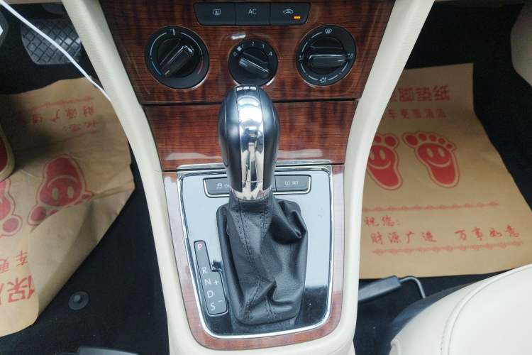 Used Volkswagen Lavida 2013 1.4TSI DSG Comfort Edition Gear Lever