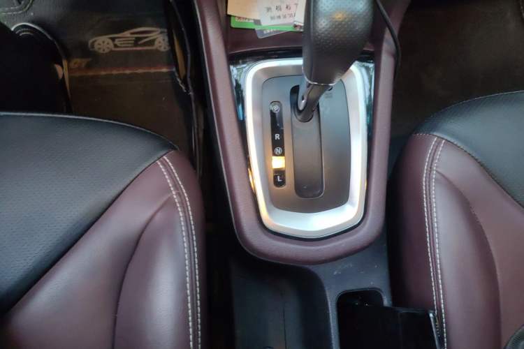 Used Venucia M50V 2017 1.6L XL CVT Luxury Edition Gear Lever