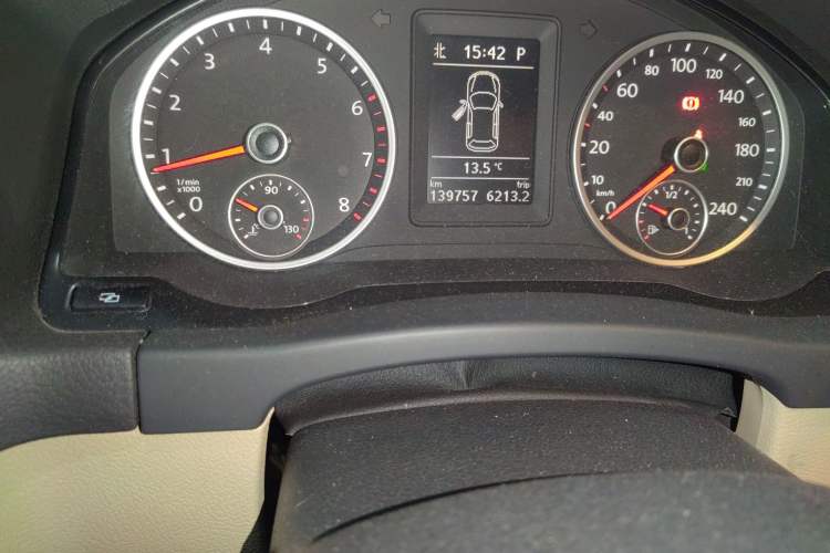 Used Volkswagen Tiguan 2010 2.0 TSI Automatic All-Wheel-Drive Elite Edition Odometer Close Up