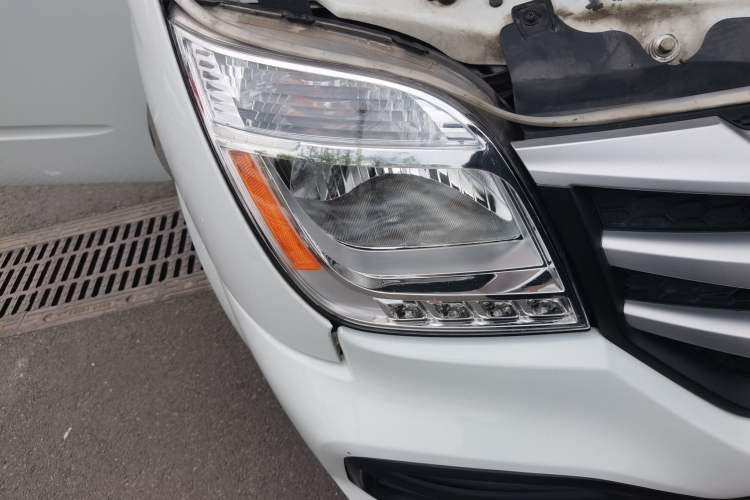 Used SAIC MAXUS Xintu V80 2024 Aotong Value Edition 6MT Short Wheelbase Ultra-Low Roof 127 Ps 7/8/9-Seater Right Front Headlight