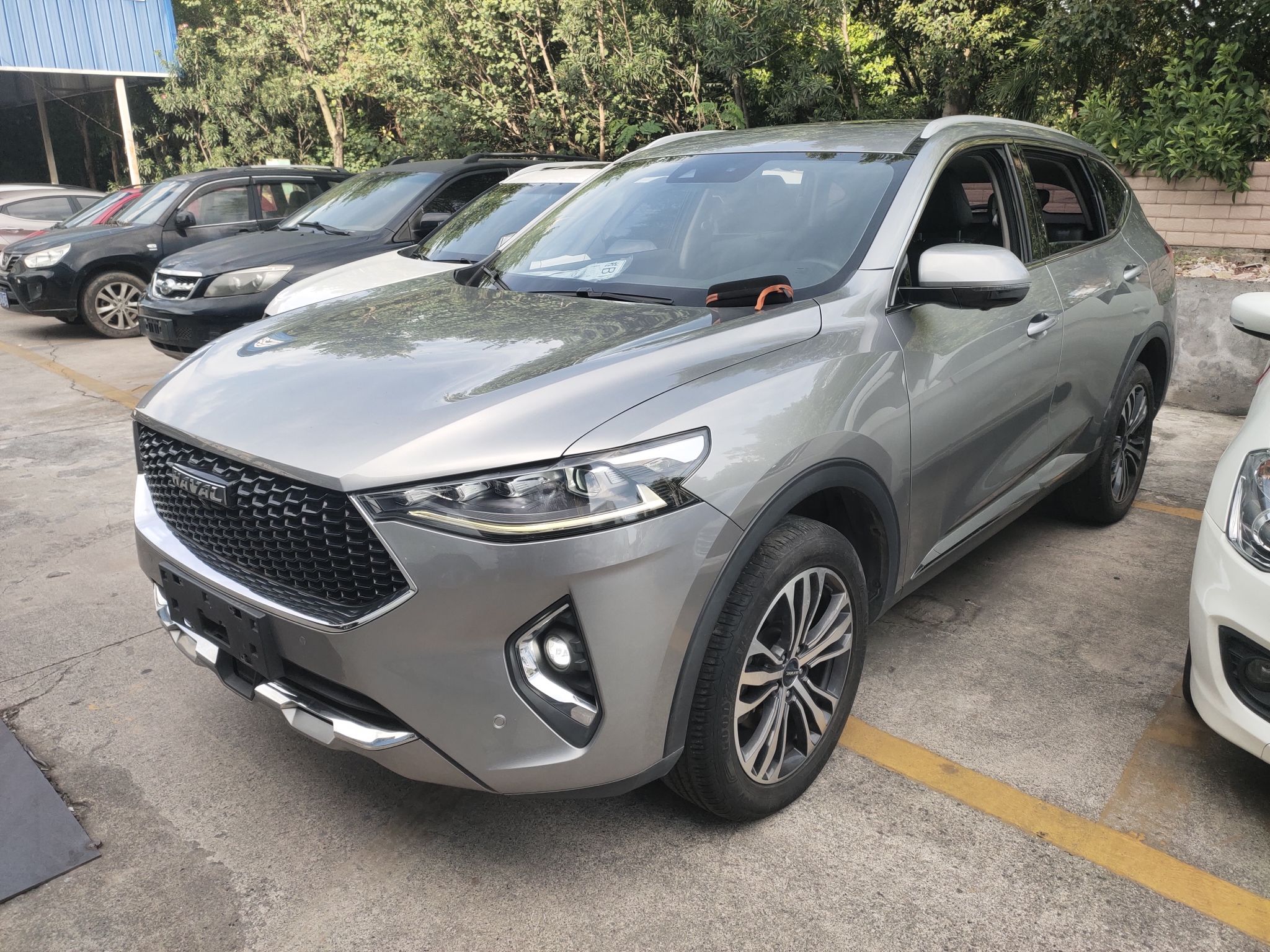 Под передней частью автомобиля