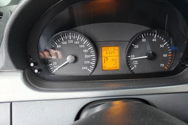 Used Mercedes-Benz Vito 2011 2.5L 7-seater executive version Odometer Close Up