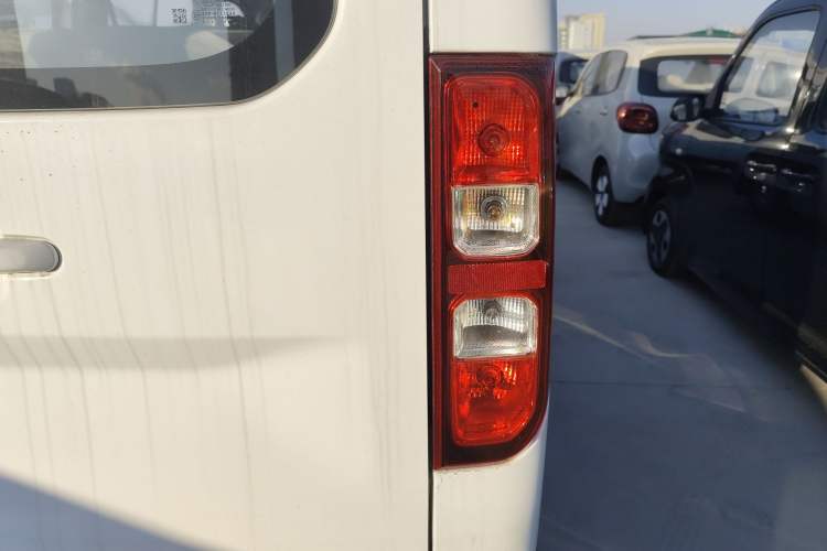 Used Wuling Yangguang 2024 300KM Comfort Version Passenger Van 75kW