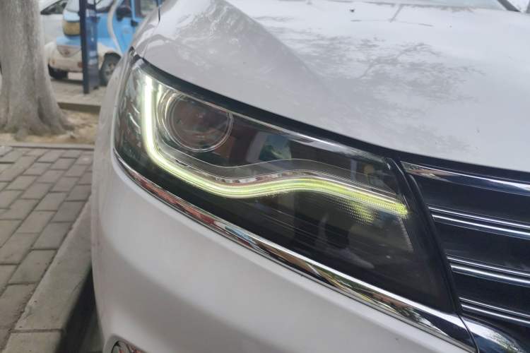 Used Roewe RX5 2016 20T Two-Wheel Drive Automatic Internet Smart Edition Right Front Headlight