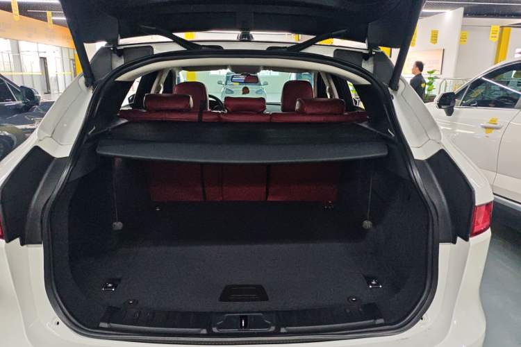 Used Jaguar F-PACE 2018 2.0T Two-Wheel Drive Urban Deluxe Edition Trunk