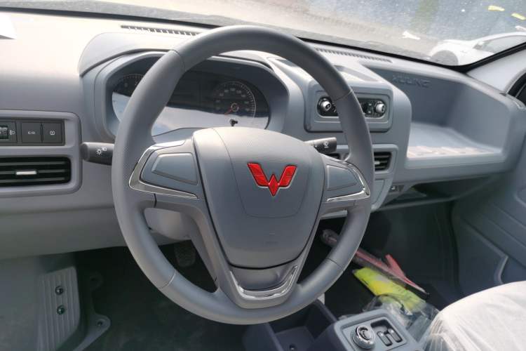 Used Wuling Yangguang 2025 Model 400km Bus Edition—Comfort Edition