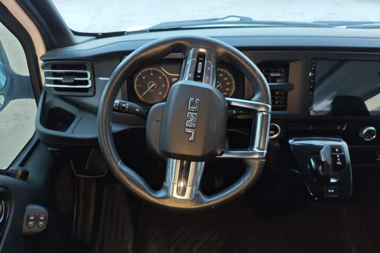 Used JMC Fushun 2023 2.0T Automatic Mid-Range High-Roof Commercial Multi-Purpose 7-Seater Passenger Vehicle Steering Wheel