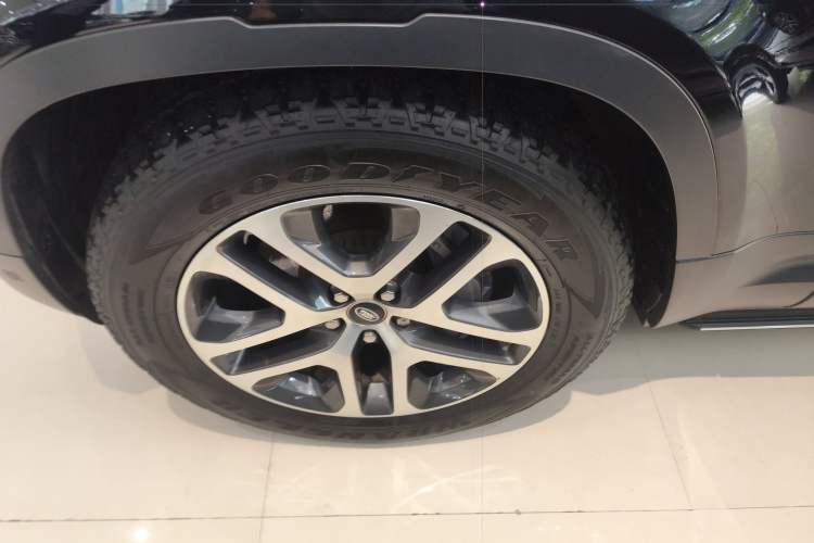 Used Land Rover Defender 2020 110 P400 Dark Special Edition Left Front Wheel Hub