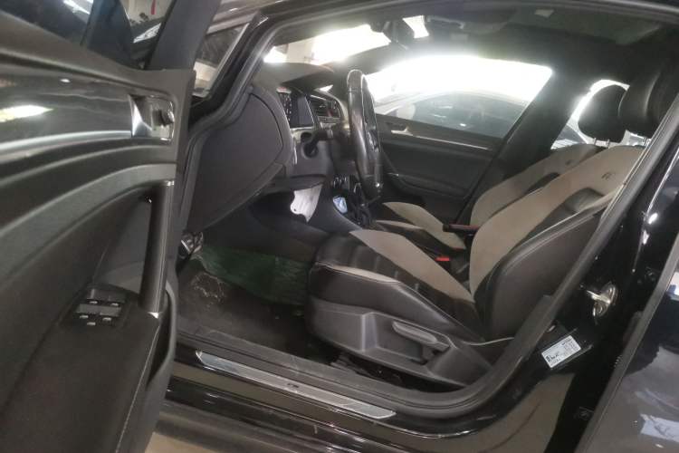 Used Volkswagen Golf 2020 Charming Edition 280TSI DSG R-Line Driver Seat