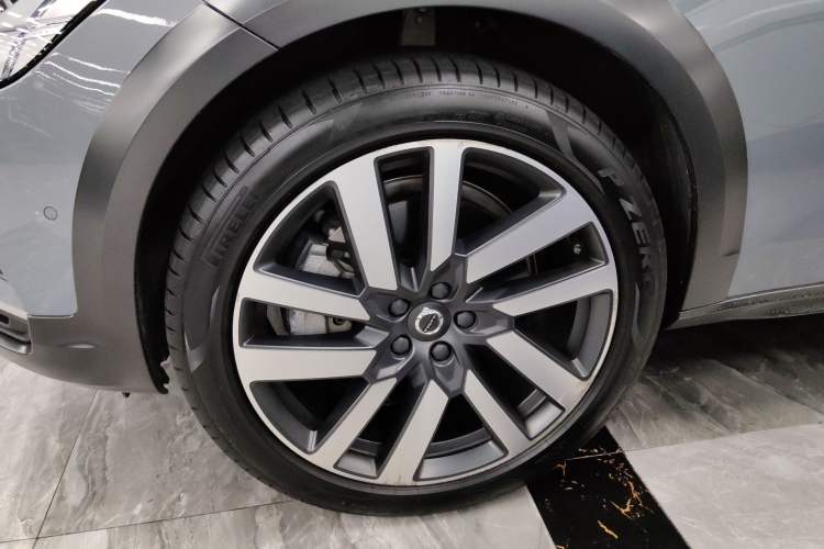 Used Volvo V90 2022 Cross Country B5 AWD Prestige Edition Exterior 4