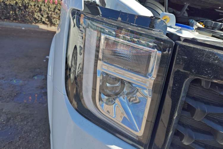 Used JMC Fushun 2023 2.0T Manual Short-Wheelbase Mid-Height Commercial Multi-Purpose 5-Seater Passenger Vehicle