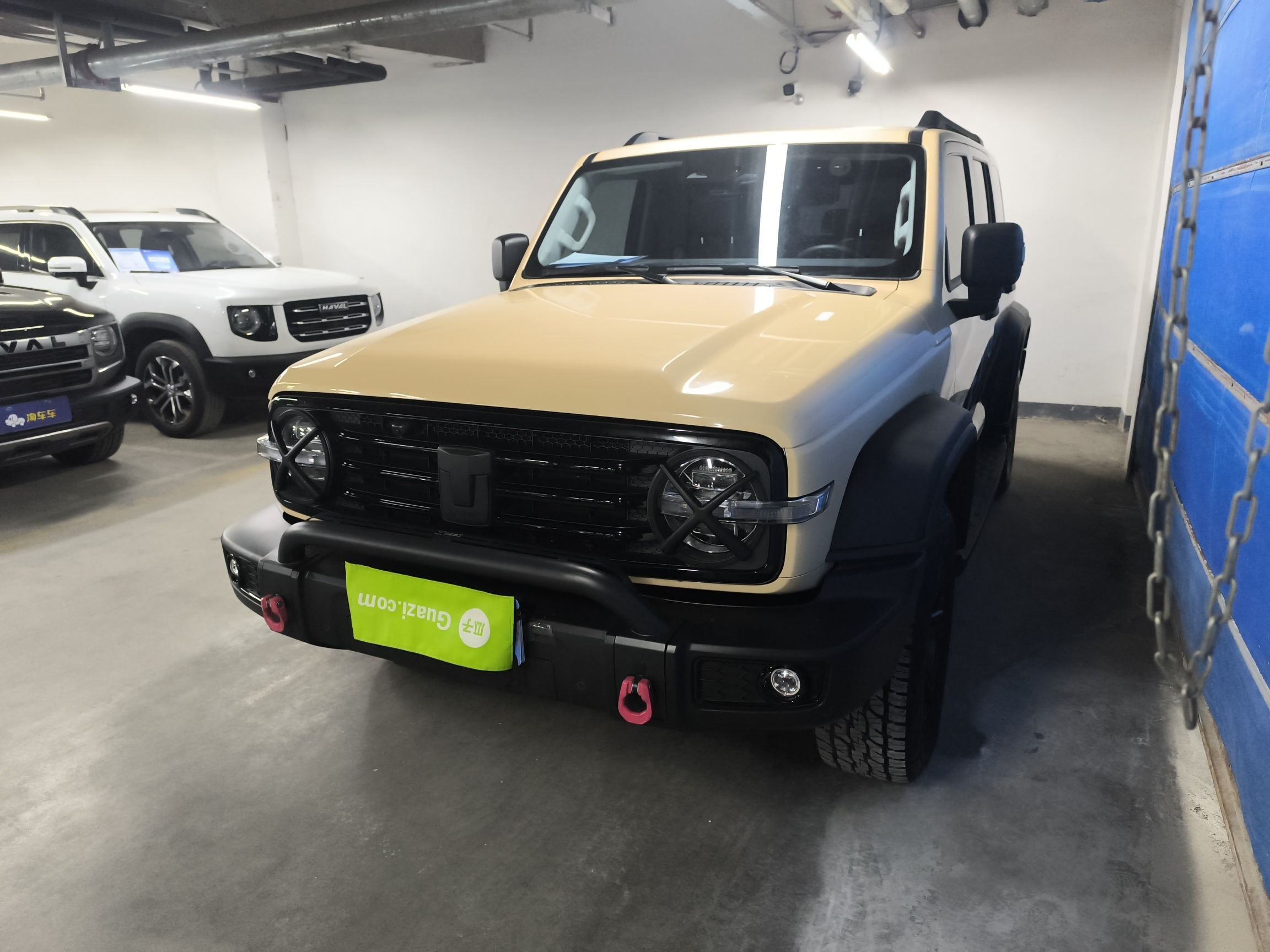 Под передней частью автомобиля