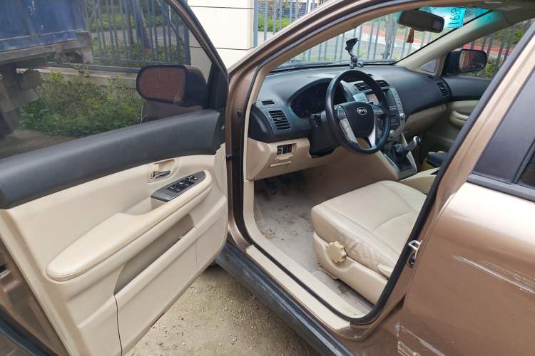 Used BYD S6 2012 2.0L Manual Luxury Version
