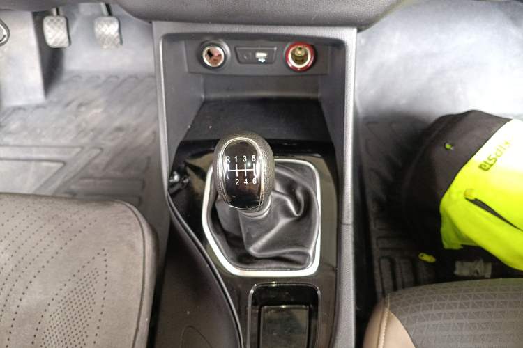 Used Baojun 730 2019 1.5L Manual Fashion Model 7-seater China VI Gear Lever