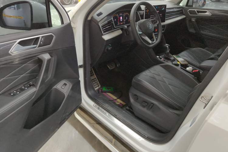 Used Volkswagen Tiguan L 2024 Outstanding Model 330TSI Automatic Two-Wheel Drive R-Line Dragon Glory Edition
