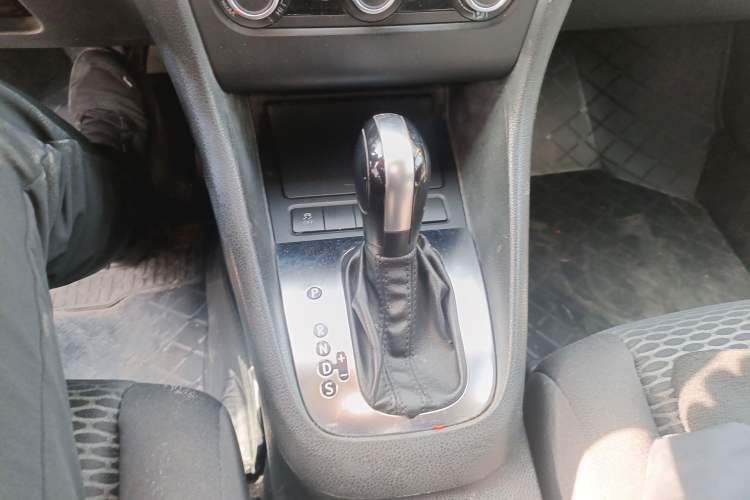 Used Volkswagen Golf 2012 1.6L Automatic Fashion Model Gear Lever