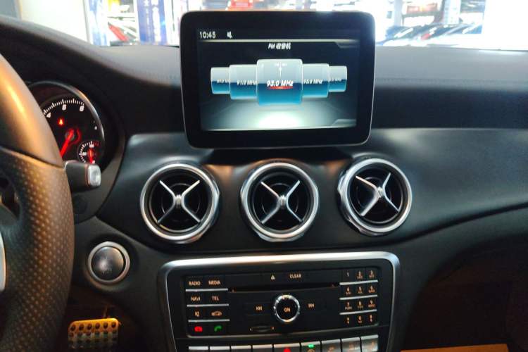 Used Mercedes-Benz GLA 2017 GLA 260 4MATIC Sport Edition Audio And AC Panel