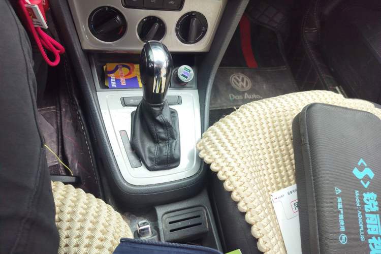 Used Volkswagen Lavida 2013 Revised Classic 1.6L Automatic Fashion Edition Gear Lever