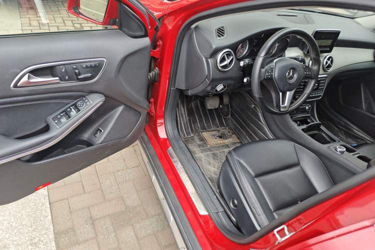 Used Mercedes-Benz GLA 2015 GLA 220 4MATIC Luxury Model Driver Seat