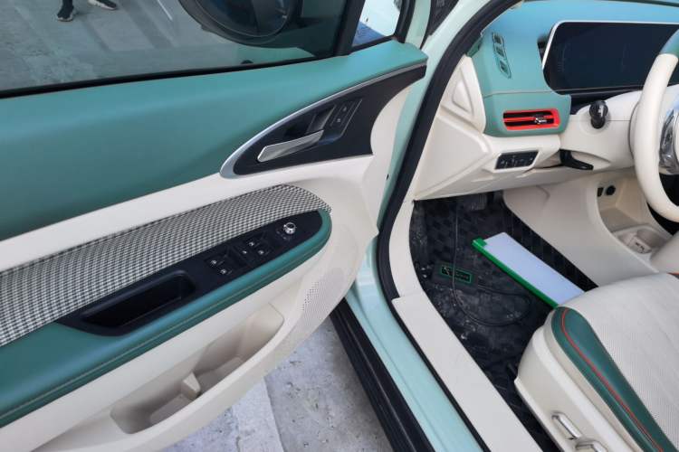 Used ORA Good Cat 2022 Morandi Edition 400km Standard Range Premium Version Lithium-Ion Battery
