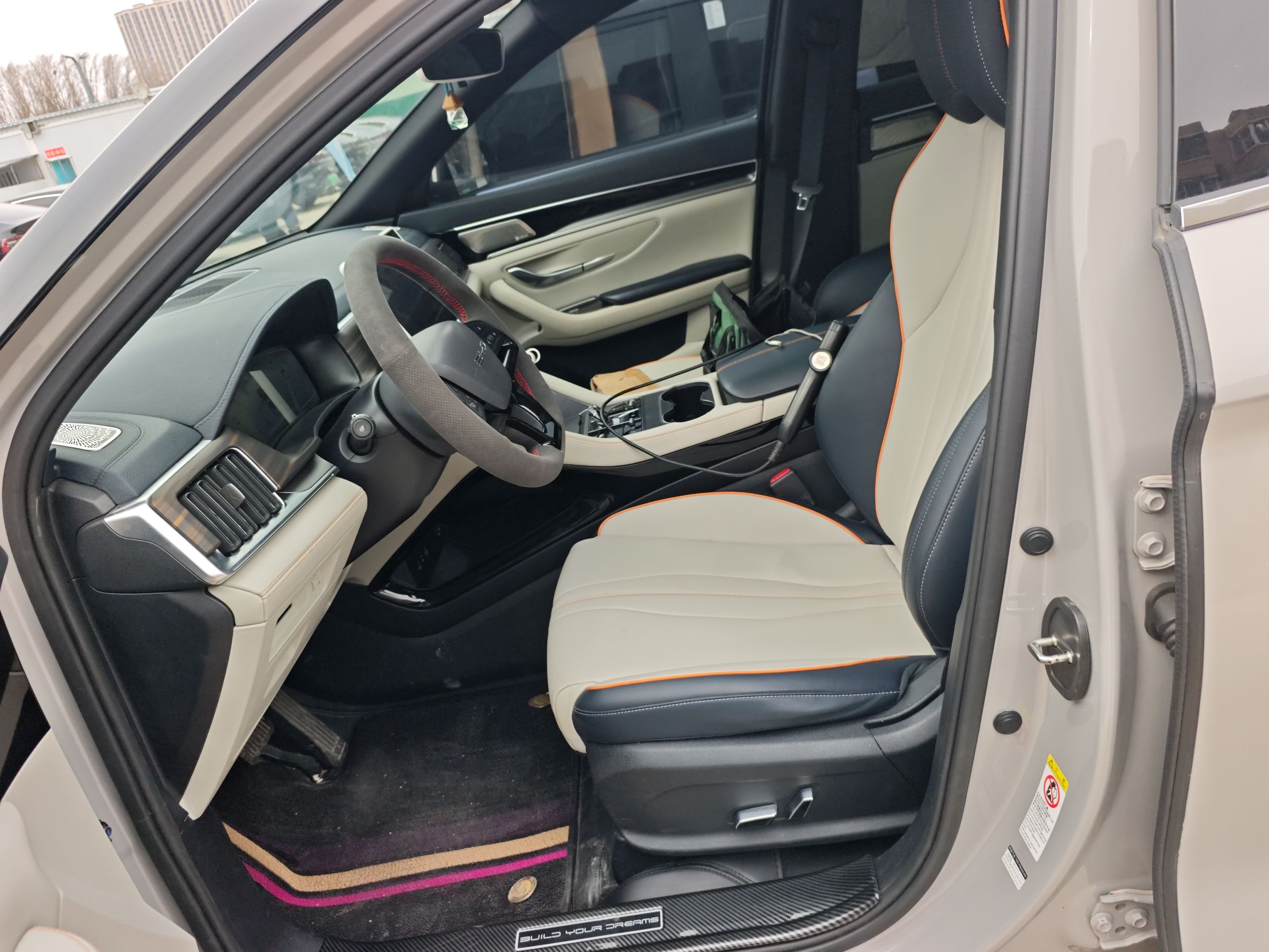 المقاعد الأمامية داخل السيارة