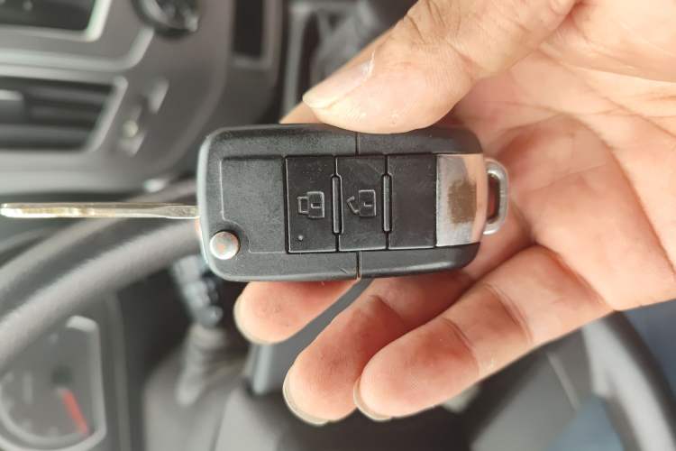 Used Dongfeng Yufeng Yufeng 2020 2.3T Economy Logistics Vehicle Short Wheelbase Mid-Roof Design 5-9 Seats WP2.3