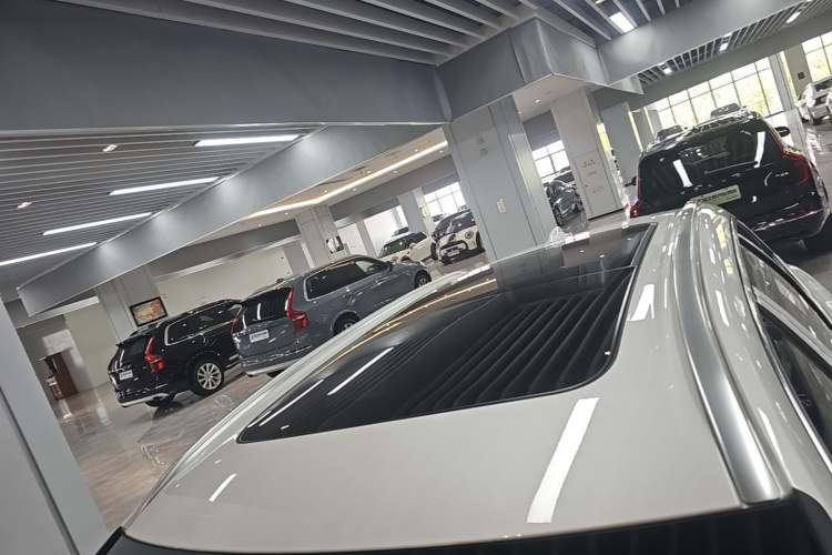 Used Volvo XC60 2026 B5 4x4 Smart Luxury Edition Roof