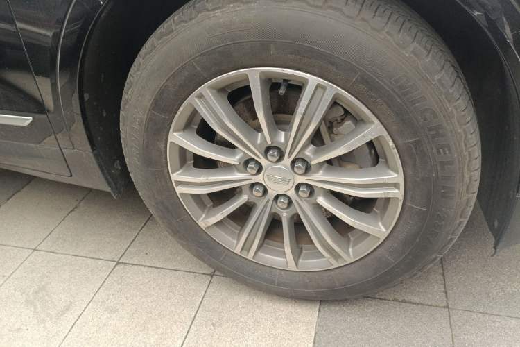 Used Cadillac XT5 2016 25T Luxury Model Right Front Wheel Hub