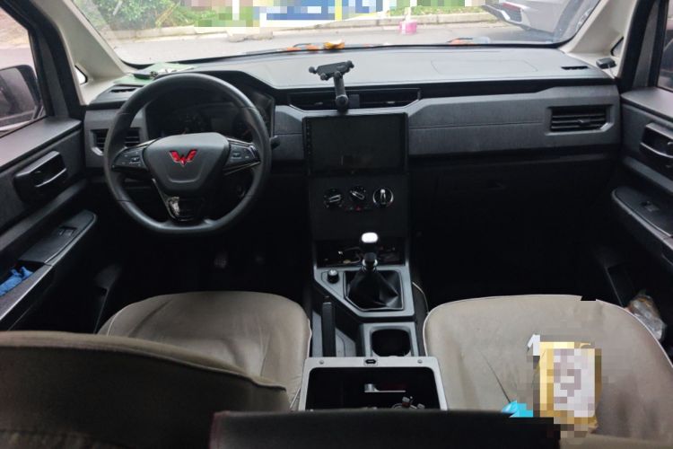 Used Wuling Hongguang PLUS 2019 1.5T Manual Standard Edition 5 Seats Center Console